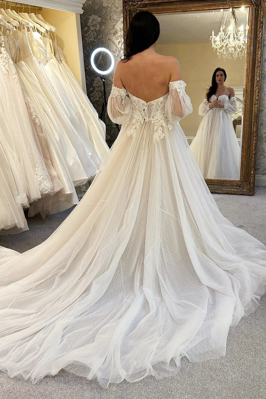 Robe de mariée longue en tulle, épaules dénudées, traîne trapèze